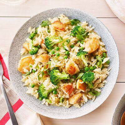 Stir-fried rice with chicken and broccoli